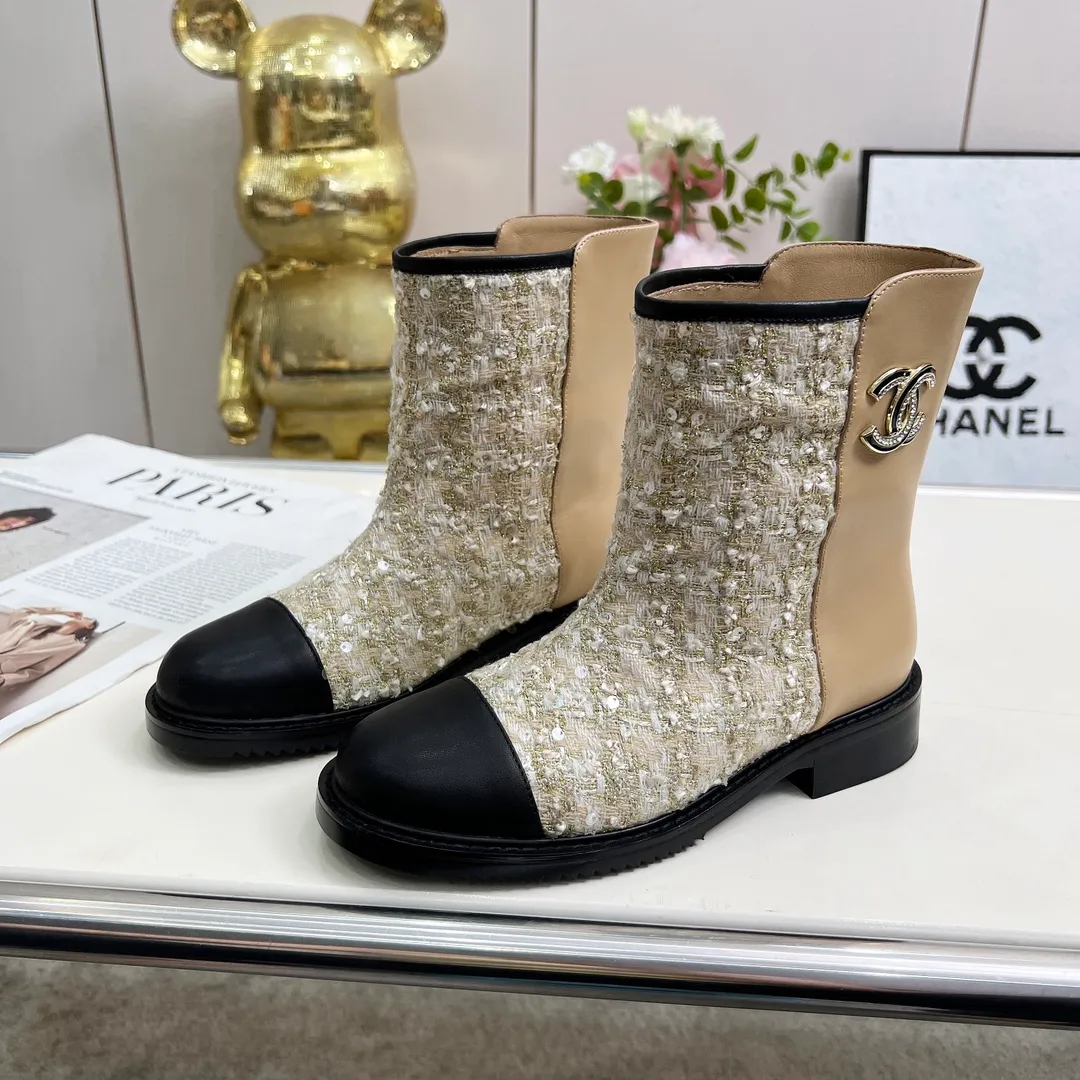 👟👟Ex-factory price 720👟👟 High version of Chanel CHANEL, 🌞🌞🌞Xiaoxiang’s latest 2025 autumn and winter short boots, a must-have item for this autumn and winter season! ! Ms. Chanel loves simple yet irresistible combinations to show her unique style. Mix and match freely to shine⚡Follow Grandma’s fashion steps! ! ! The top-notch craftsmanship and texture are perfectly presented. No matter any details, you can compare them with the counters. The best quality products can be entered and exited from the counters at will! ❶Fabric: imported sheepskin with customized fabrics ❷Lining: sheepskin lining ❸Foot pads: sheepskin ❹Outsole: original molded sole ❺Heel height: 3.5cm ❻Boot shaft height: total height 7 inches ❼Number: 35-40 (40 and 41 are customized and cannot be returned)